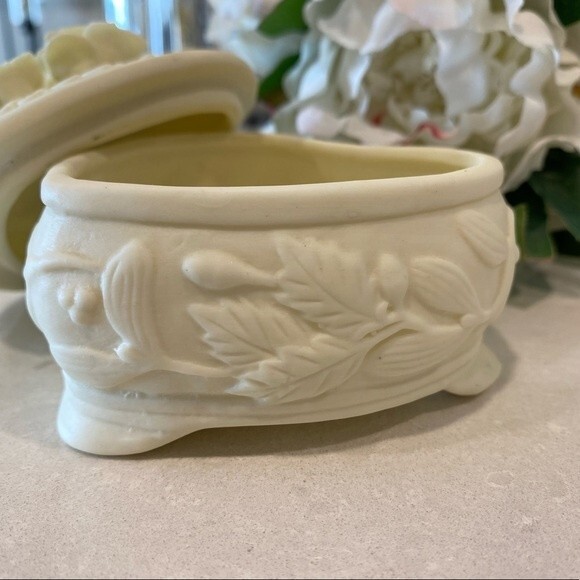 Vintage Porcelain Heart Shaped Jewelry Trinket box with delicate Roses - Picture 4 of 9